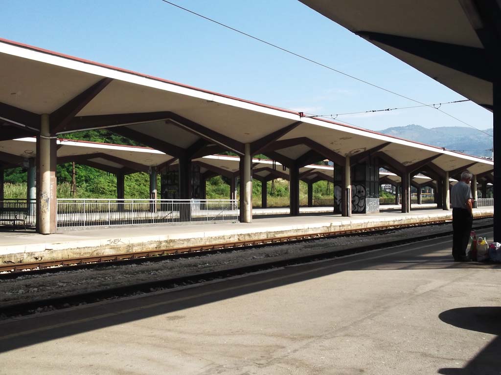 Jellemző kép a szarajevói állomásról: Sok peron, vonat viszont egy se. Míg a jugoszláv időkben naponta több vonat is közlekedett Belgrádba, Zágrábba és Ljubljanába, ma már jó, ha Dobojig eljut egy vonat.