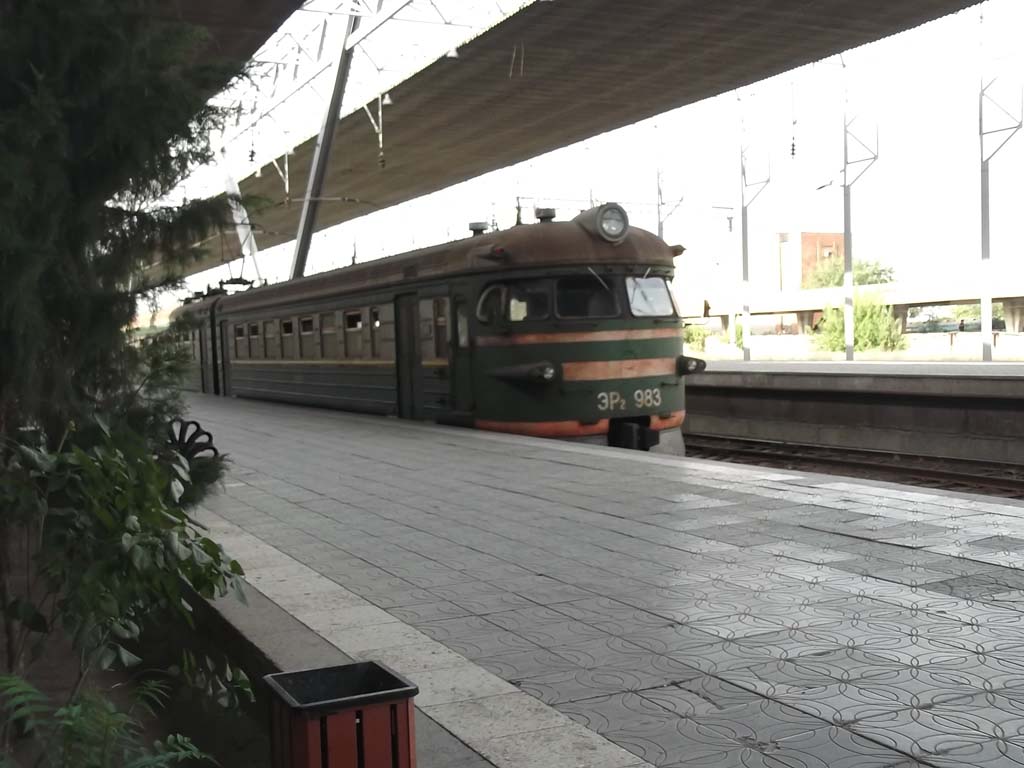 Helyi vonat Jerevánban. Az állomás szovjet mércével nem is igazán nagy, de így kihasználatlan. 
