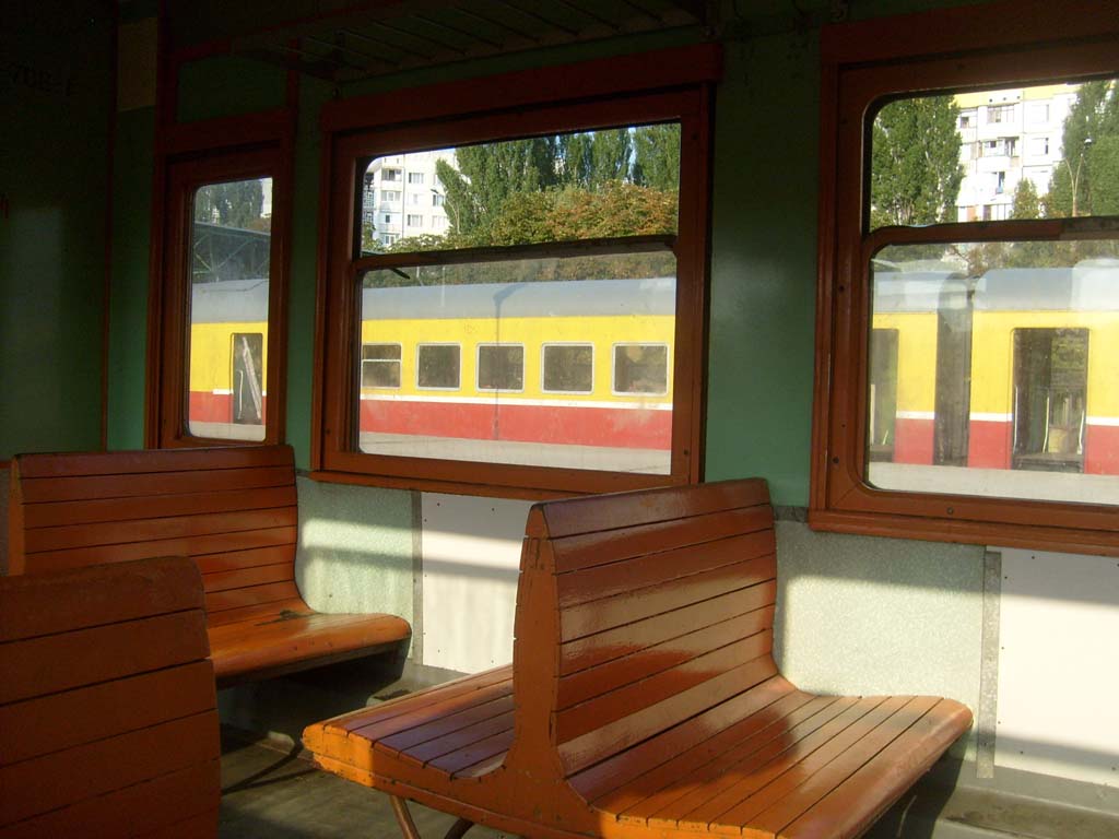 Belföldi vonat utastere. Az ablakból egy másik D1-es motorvonat látszik, 2010-ben még nem volt ritka, hogy 2 vonat is állt bent a kisinyovi állomáson, bár a forgalom már akkor sem volt nagyon komoly.