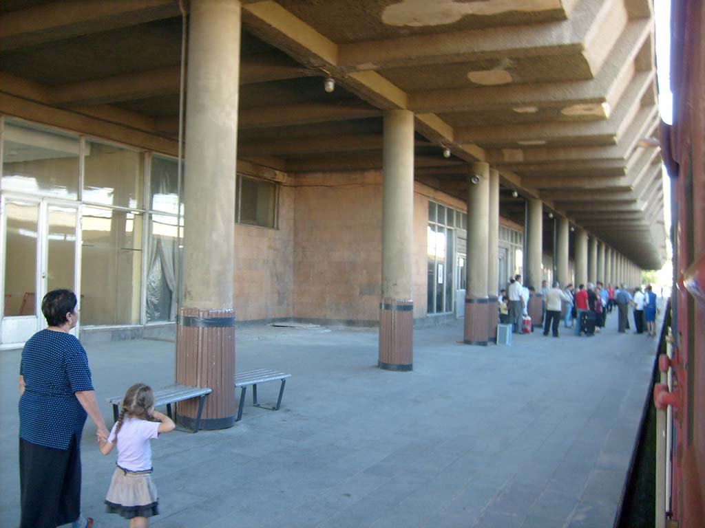 Örményország második legnagyobb városának, Gyumrinak a vasútállomása sem egy szívderítő látvány.
