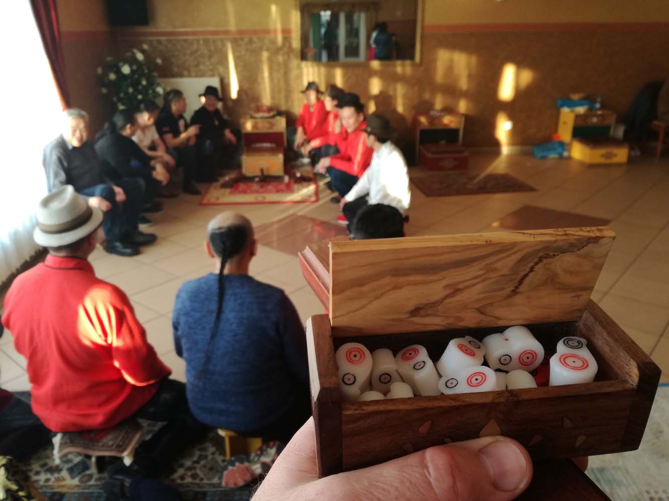 A dobozban a magyar sagaj csapat számára ajándékba kapott célbábúk