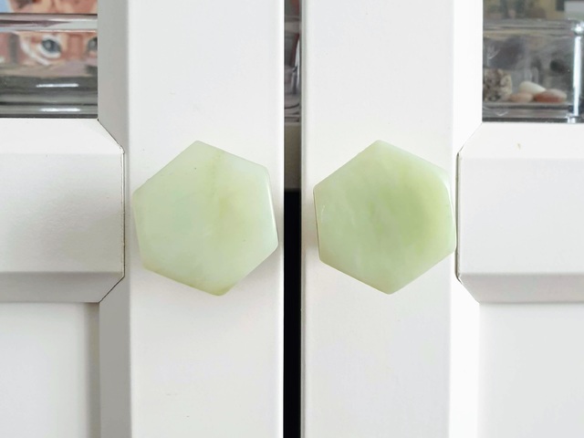 Pénztárcakímélő bútorfogantyú jáde ásványból