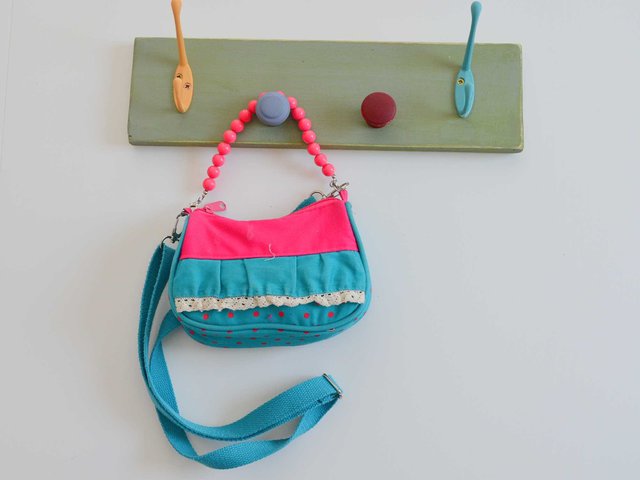 Színes és mókás ruhaakasztó az előszobába