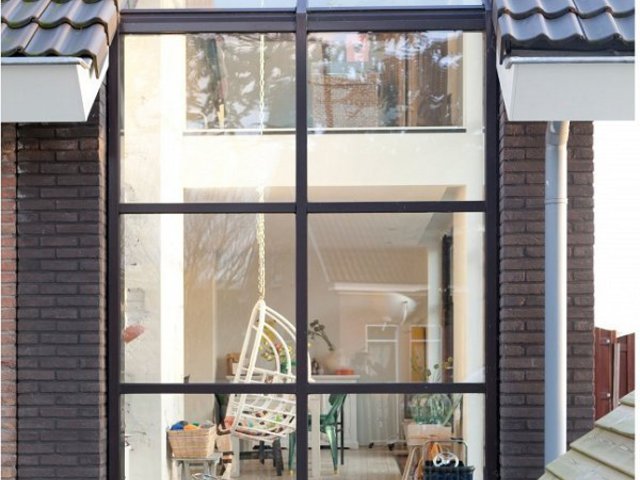 Egy üveghomlokzatú holland ház