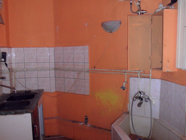 Lepukkant önkormányzati lakásból kialakított minigarzon Budapesten