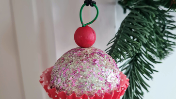 Kiváló ajándék a muffin alakú karácsonyfadísz! Gyerekek is el tudják készíteni