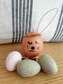 Cuki nyuszifül, amely használt gitárhúrból készült a húsvéti tojásra