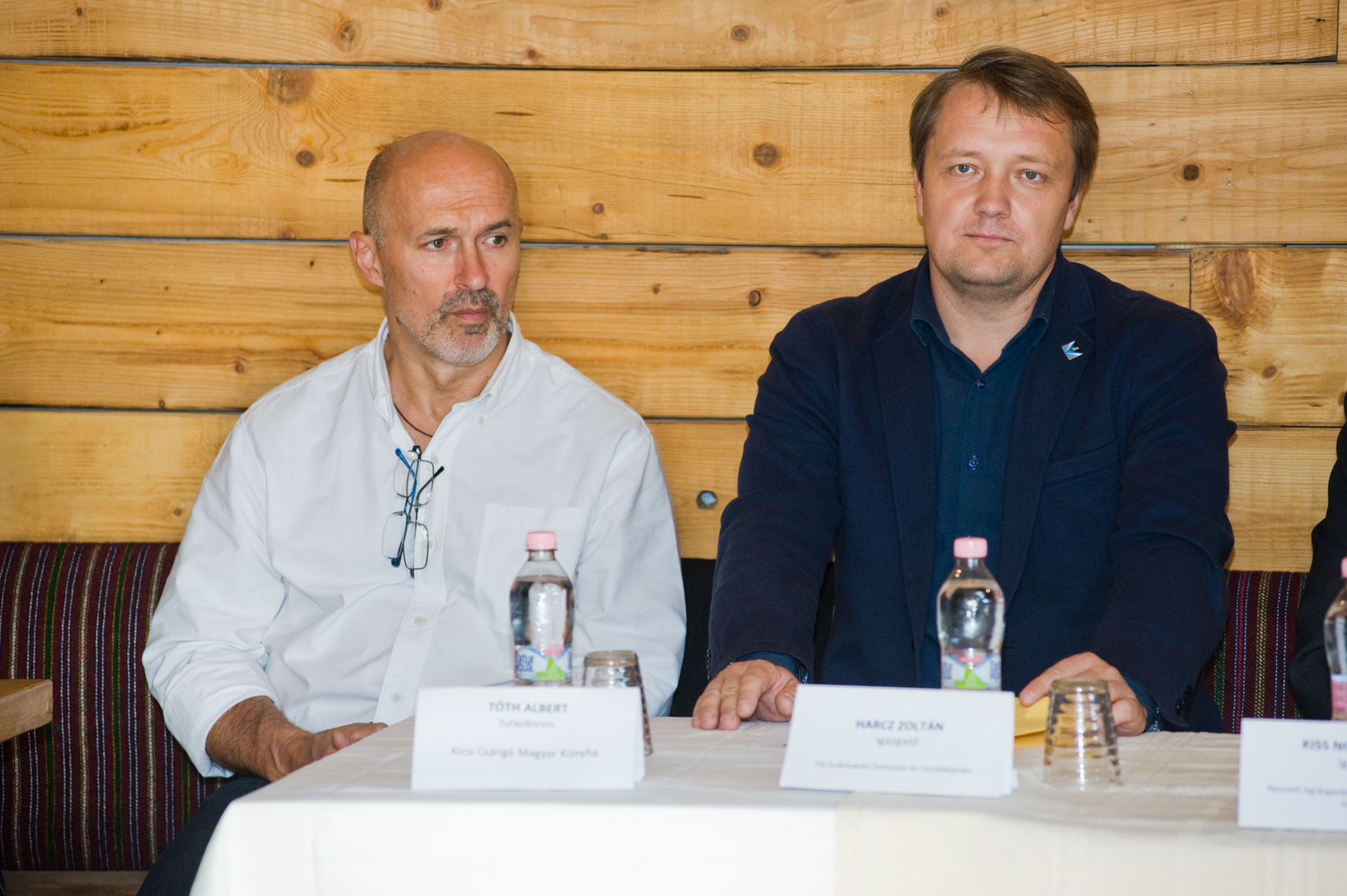 Balról jobbra:&lt;br /&gt;Tóth Albert: a Kicsi Csángó Magyar Konyha étterem egyik tulajdonosa;&lt;br /&gt;Harcz Zoltán: a Tej Szakmaközi Szervezet és Terméktanács ügyvezető igazgatója.
