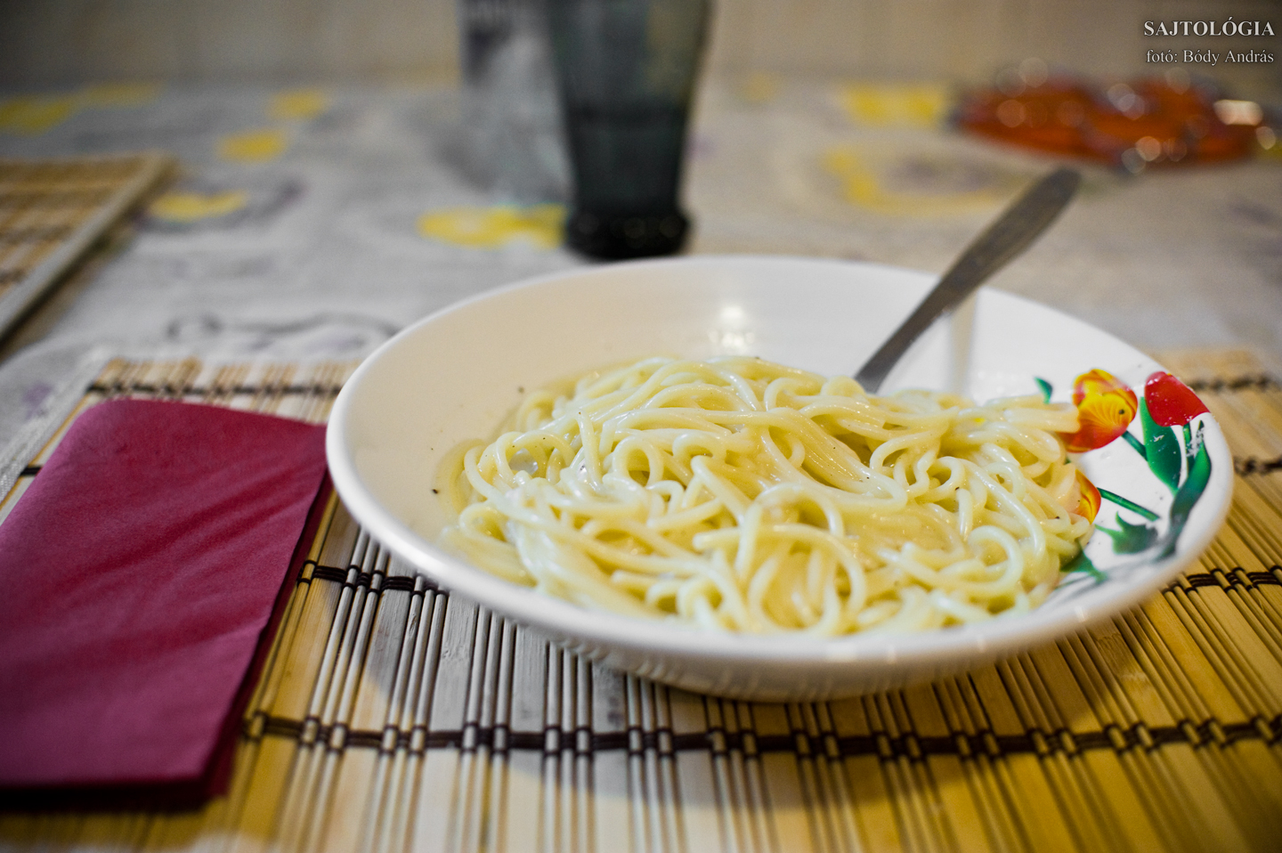 Spaghetti Cacio e Pepe: akkor van kész, ha a sajtból lágy krém képződik a tésztán.