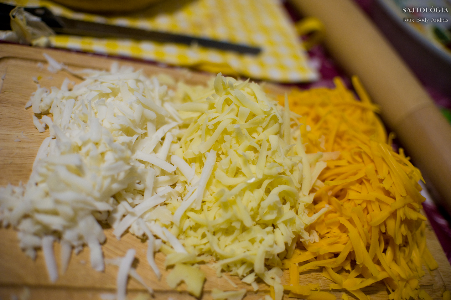 Háromféle sajt reszelék: Cablanca kecske, Westberg, Kroon mimolett