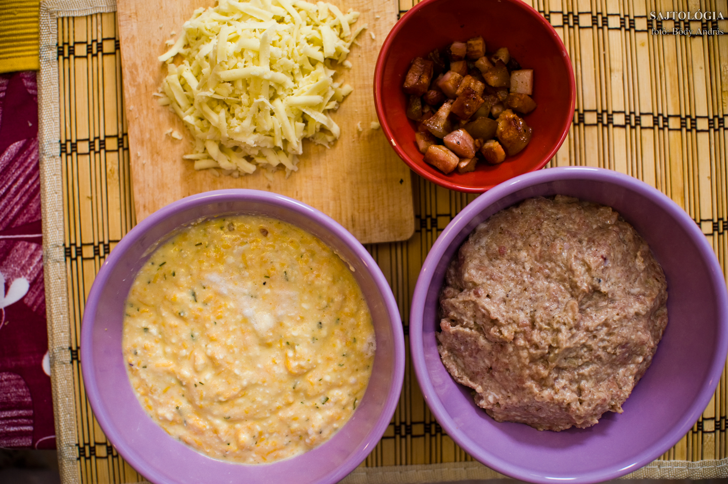 Alapanyagok | Balra fent: reszelt juhsajt | Jobbra fent: pirított erdélyi szalonna | Balra lent: töltelék (túró, reszelt cheddar, tojássárgája, zöldfűszerek, mindez elkeverve tojásfehérje habbal) | Jobbra lent: húspogácsa (darált hús, dióbél, só, bors, tojássárgája, tejföl)