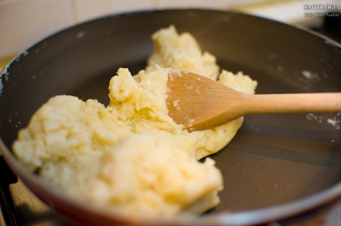 Pillanatok alatt összeáll serpenyőben a tészta alapja lisztből, vajból és tejből. AZ arányokat ízlés szerint variálhatjuk: kinek a lisztesebb, kinek a tojásosabb tészta fog jobban bejönni.