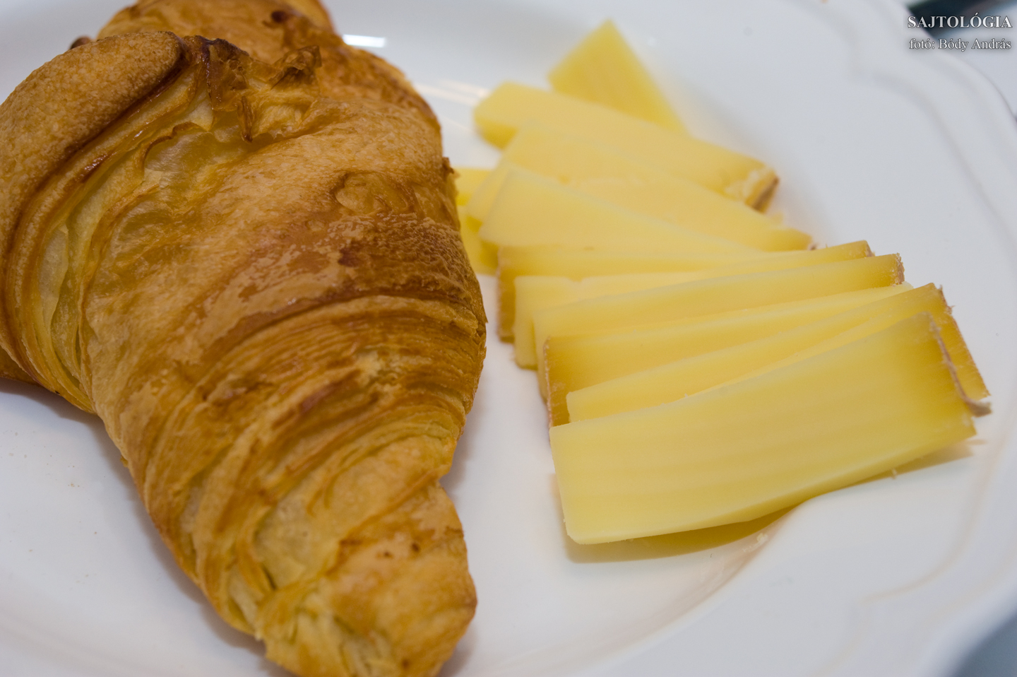 Gyors reggeli: friss croissant és pár szelet Meule de Savoie. Nincs idő teketóriázni, az első síliftet el kell érni 09:00-kor!