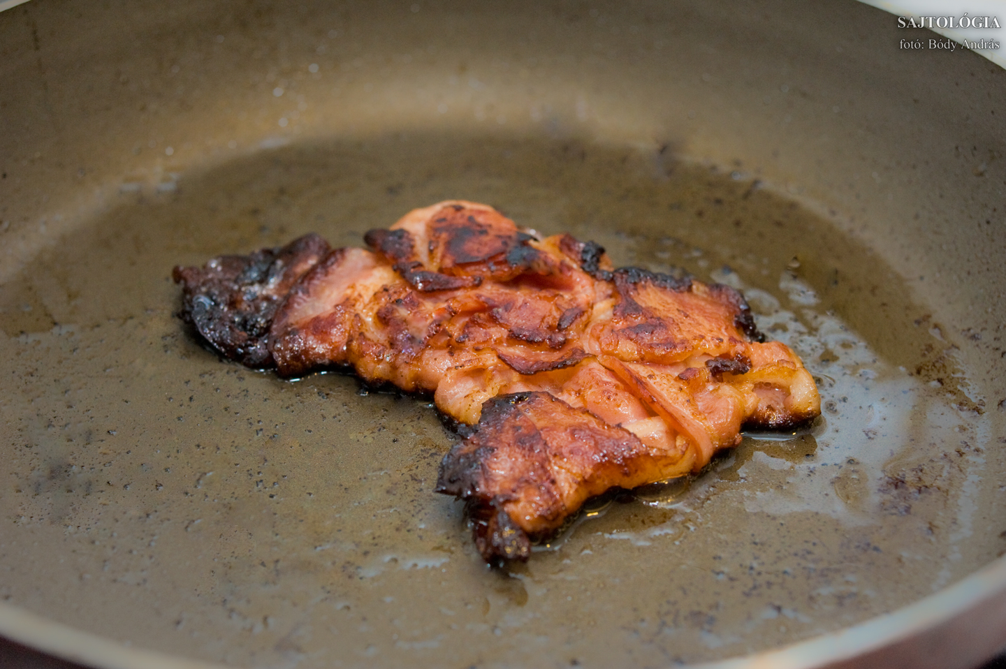 A bacont lassú tűzön, esetleg egy kis zsír hozzáadásával süssük, hogy alaposan átsüljön. A tepertőzsírt mindjárt hasznosítjuk -