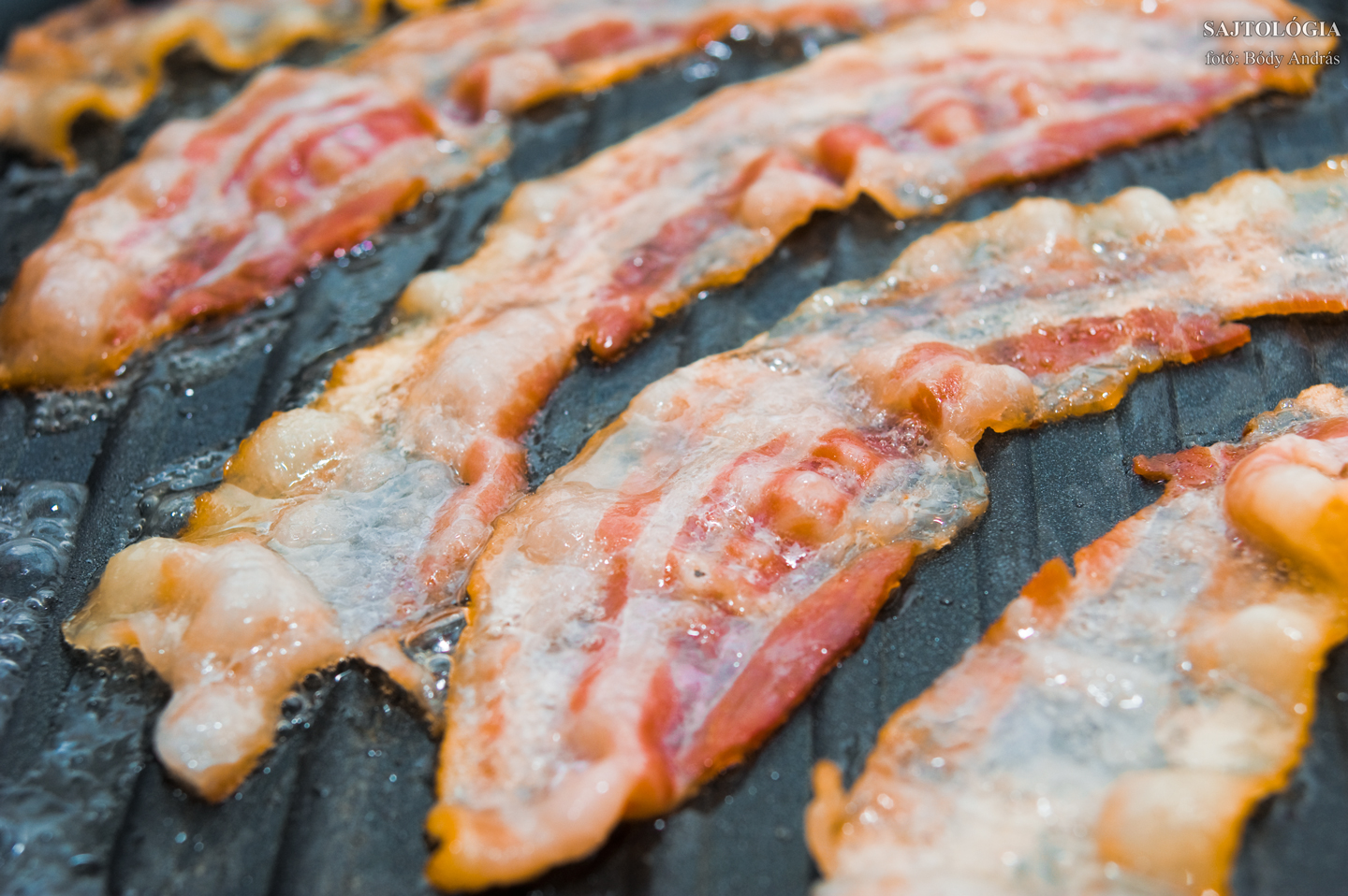 Első lépés (a felsorolásban a harmadik): bacon sütés a grillserpenyőben.