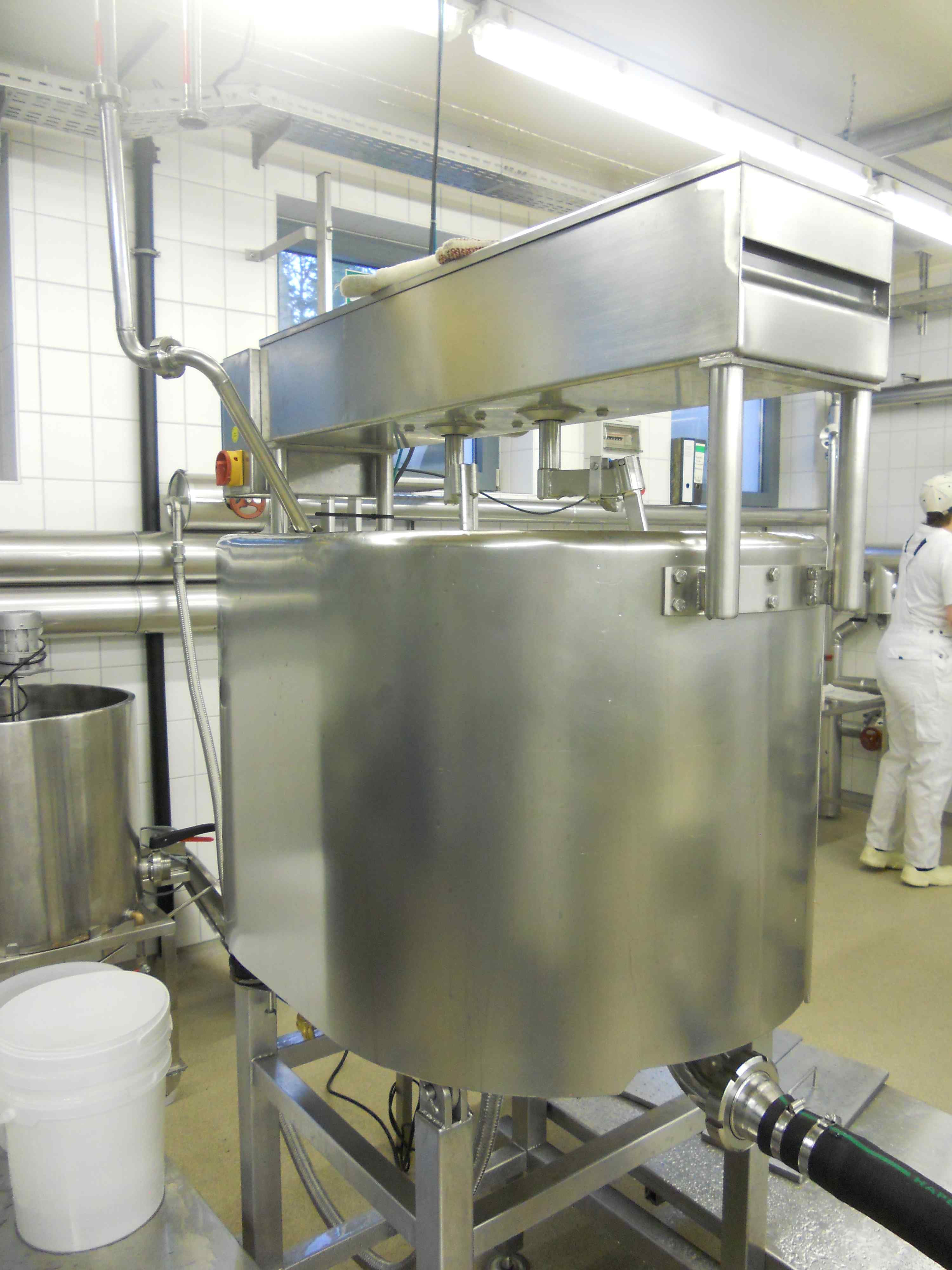 hohenheimi tejlabor egy 300literes ovális sajtkáddal