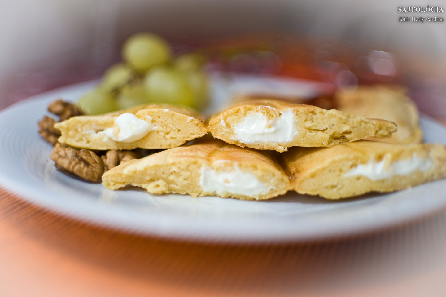 Édes verzió: natúr krémsajttal töltött, mézzel és/vagy lekvárral ízesített, toast formájú palacsinták.