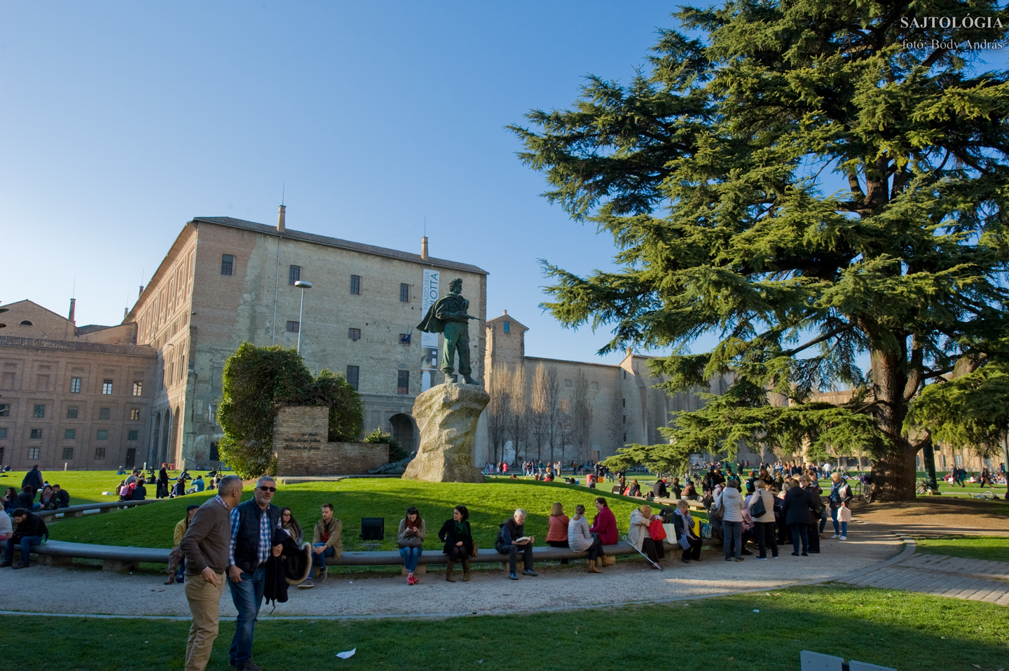 Piazza delle Pace, háttérben a Palazzo della Pilotta