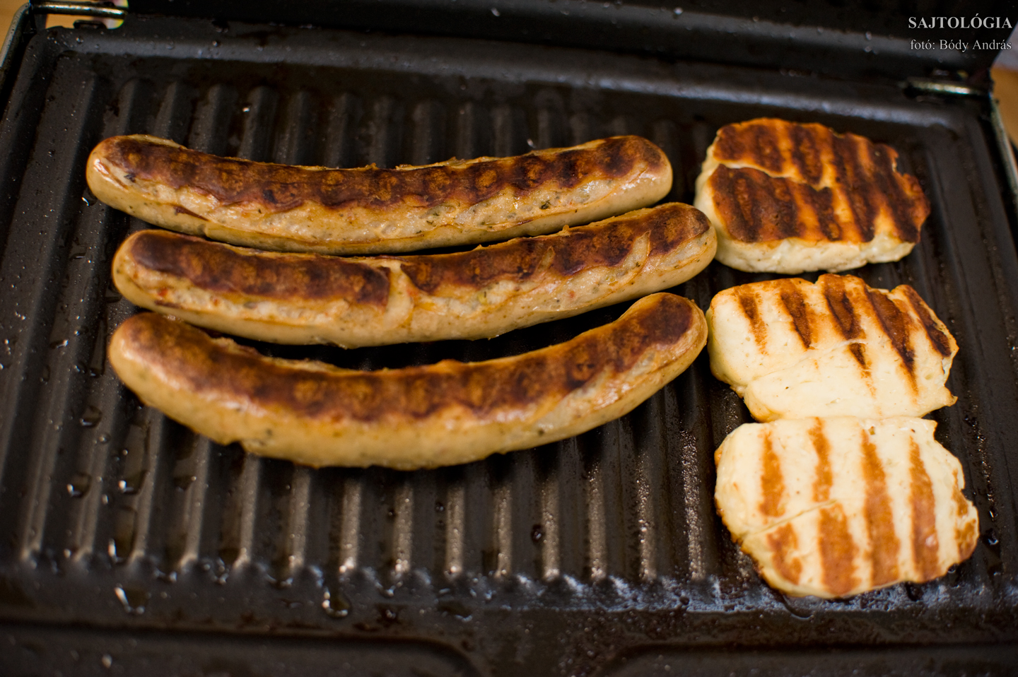 Terasz grillparti kolbásszal és sajtokkal.