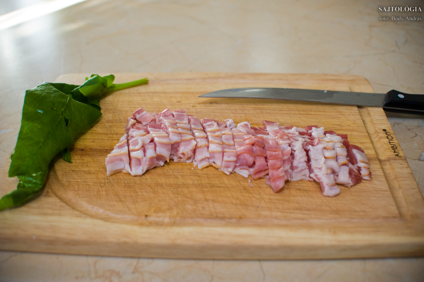 Célszerű a bacont apróra vágni. Esztétikai szempontból választottam a szeletelt bacont kiindulási alapnak, de nyugodtan meg lehetne ezt oldani egy oldal paraszt-szalonnával és annak kockára vágásával is.