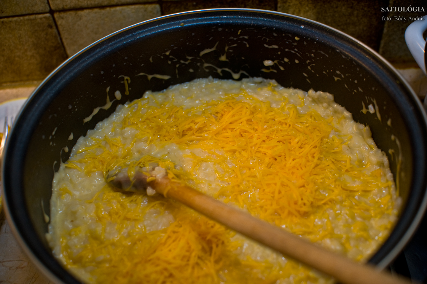 A főzés utolsó fázisa a sajt hozzáadása.