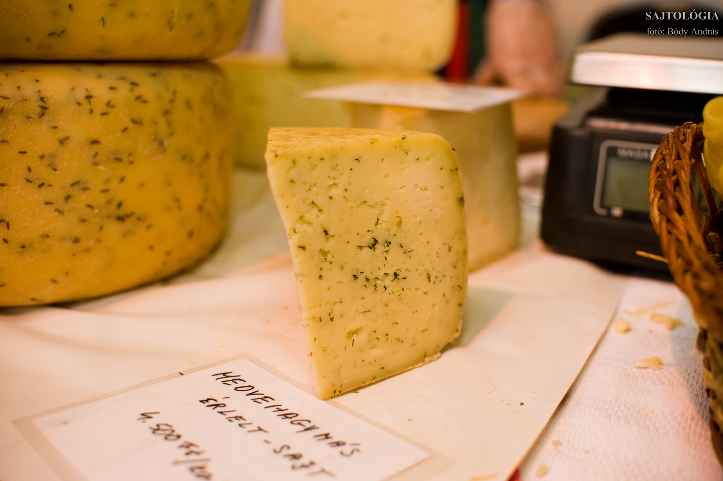 Csíkjenőfalvi medvehagymás érlelt sajt (termelő: Kedves Tamás)