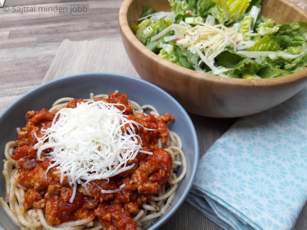 Bolognai spagetti rengeteg sajttal