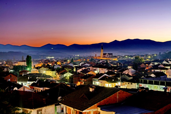 07_gjakova_naten_gjakova_at_night.jpg