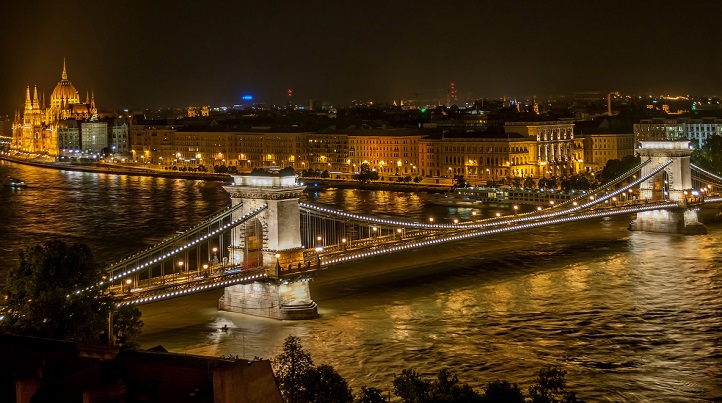 szechenyi_chain_bridge_in_budapest_at_night.jpg