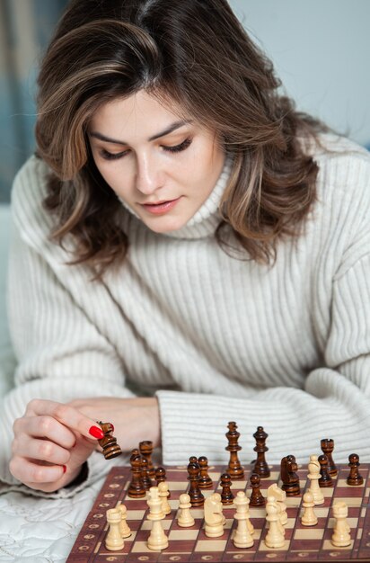 beautiful-girl-playing-chess-home_333900-612.jpg