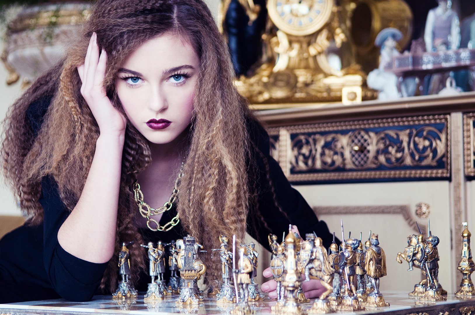 beautiful-girl-playing-chess_1.jpg