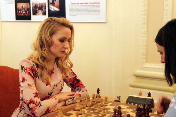 blonde-brunette-chess-match-14.jpg