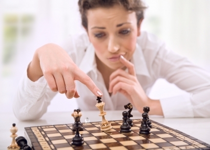 business_woman_playing_chess.jpg