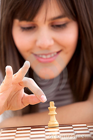 girl-playing-chess-9729578.jpg