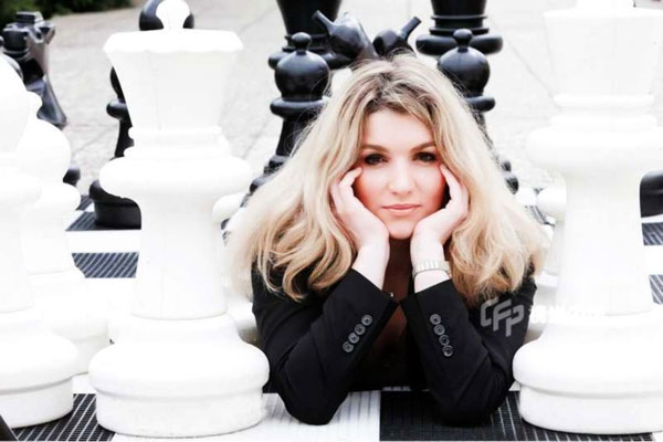 play-chess-girl.jpg