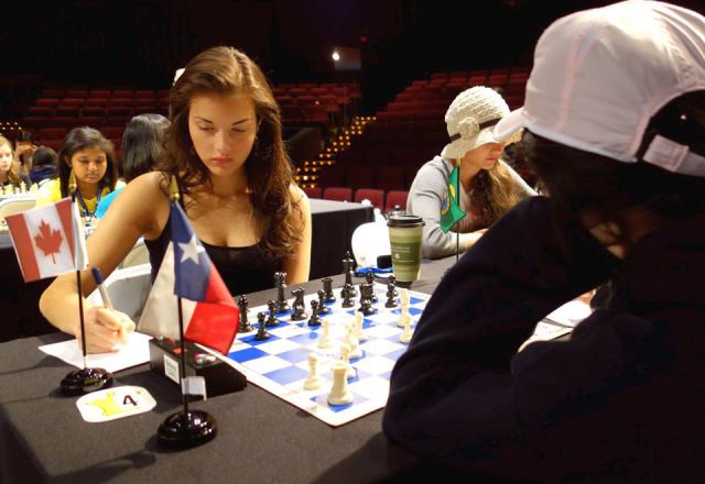 this_girl_might_be_the_sexiest_chess_player_in_the_world_640_21.jpg