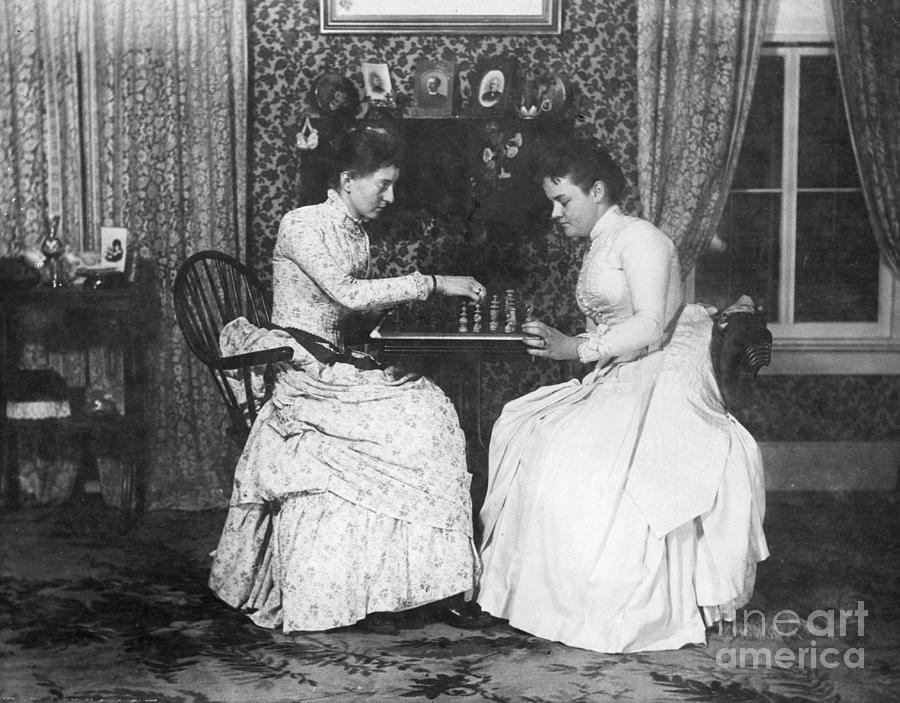 two-women-playing-chess-bettmann.jpg
