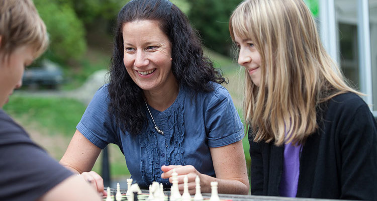 woman-girl-chess.jpg