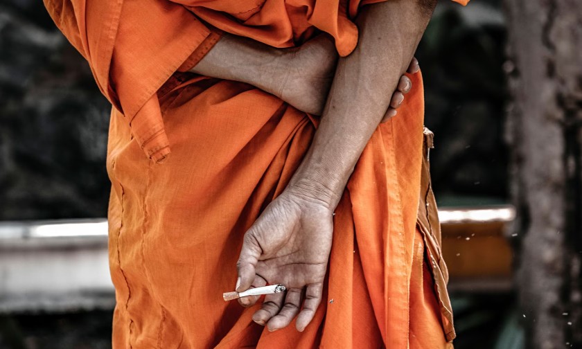 thai-monk-smoking-009-from-theguardian-com.jpg