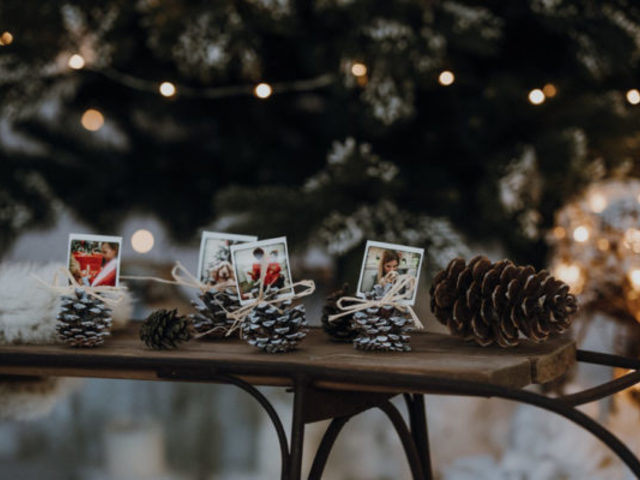 Készíts hangulatos karácsonyi ültetőkártyát fényképekből.