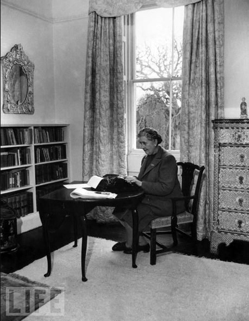Agatha Christie, 1946.jpg