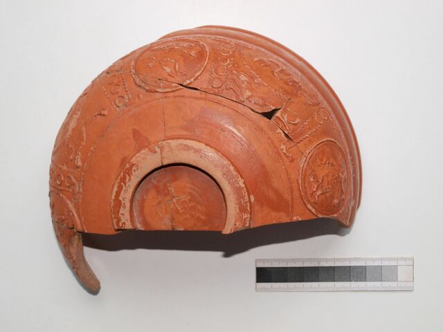 Raktárból a polcra: egy 2. századi terra sigillata tál restaurálása