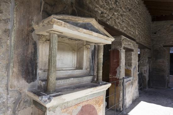 haziszentely_lararium_pompeii_egyik_lakohazaban.jpg