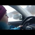 Hülye szülők rovat - Nyolcéves kislány vezet a jeges úton