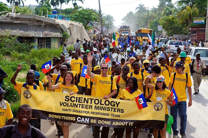 scientology-volunteer-ministers-march-in-haiti_ja.jpg