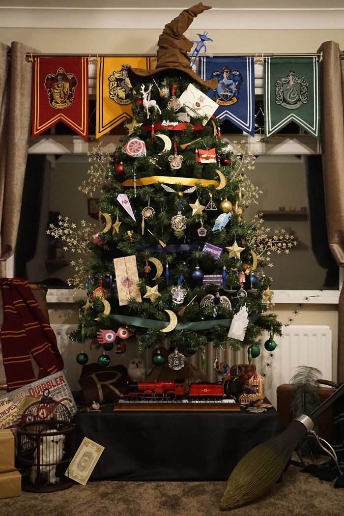 harry-potter-themed-christmas-tree-by-kathryn-burnett-2-583da2e804d70_700.jpg