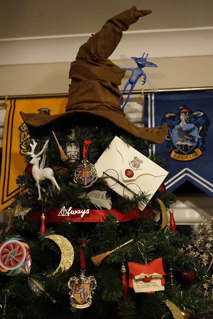 harry-potter-themed-christmas-tree-by-kathryn-burnett-3-583da31439ca6_700.jpg