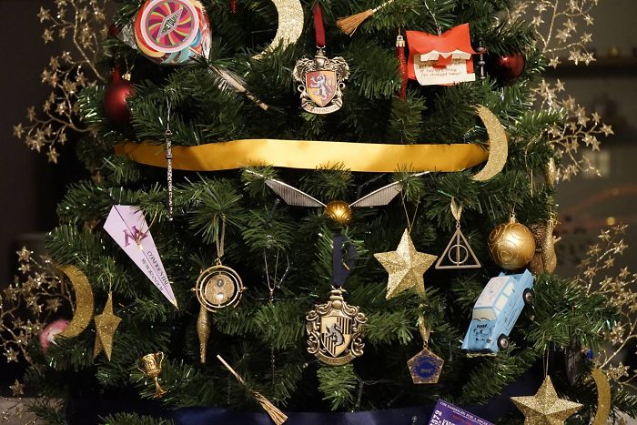 this-harry-potter-themed-christmas-tree-is-a-feast-for-potterheads-583e864a51427_700.jpg
