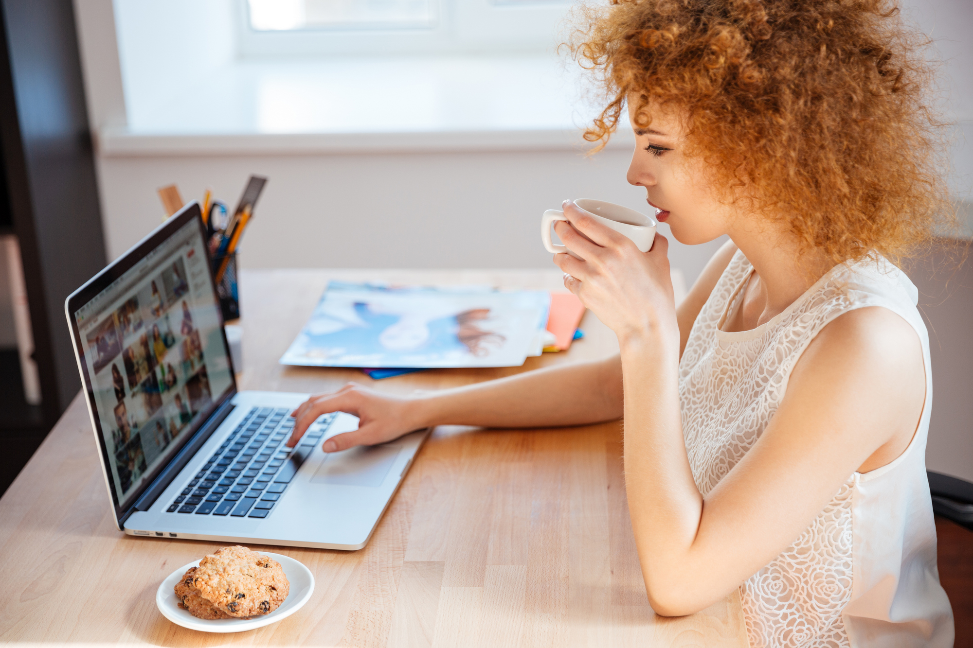 woman-photographer-drinking-coffee-and-working-pjnbp6u.JPG