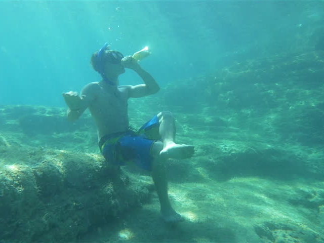 Sört inni víz alatt